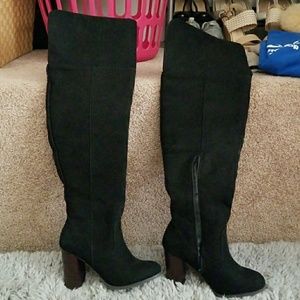 Size 6 heeled boots.